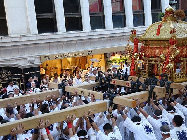 さきぞう花見小路ビル前