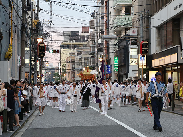 さきぞう花見小路ビル前