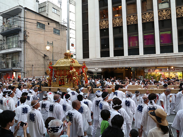 さきぞう花見小路ビル前