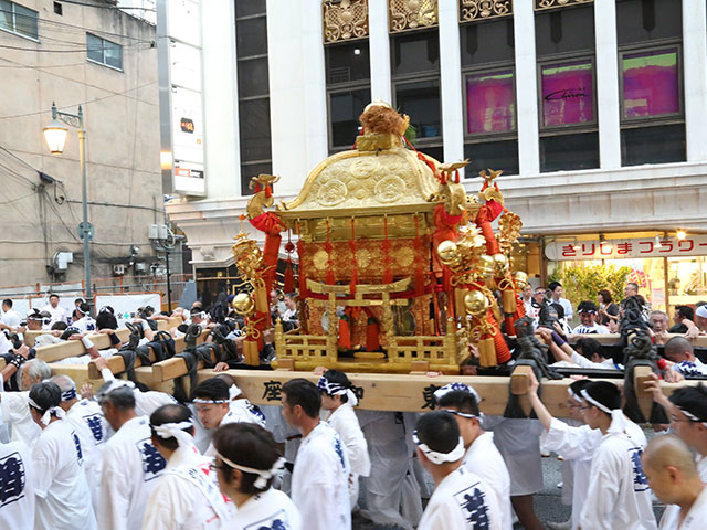 さきぞう花見小路ビル前